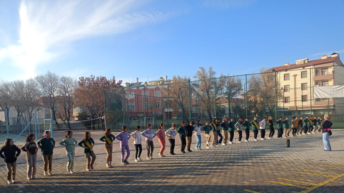 Konya Büyükşehir Belediyesi Halk Oyunları Ligi yarışmasına katılacak olan okulumuzun halk oyunları ekibi